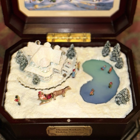 Beautiful Vtg 2002 Holiday Gathering Music box by Thomas Kinkade - Picture 6 of 12